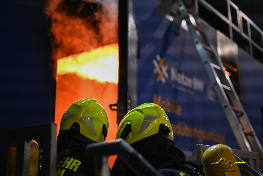 Realitätsnahe Ausbildung im Brandcontainer der Netze BW in Berglen